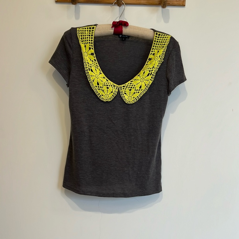 Women’s Gray Tee with crochet collar